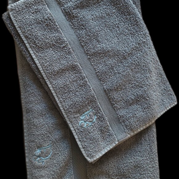 CHRISTIAN DIOR Two 100% Cotton Embroidered Green Towels - Picture 4 of 6